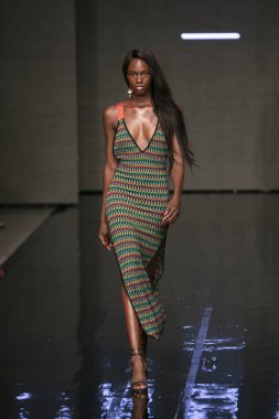 Sanguek Moda Şovu Yaz 2019 koleksiyonunda 15 Temmuz 2018 'de Miami Plajı' ndaki Faena Forumu 'nda Sanat, Kalpler ve Moda Yüzme 2018 sırasında bir model podyumda yürüyor.