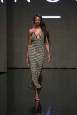 Sanguek Moda Şovu Yaz 2019 koleksiyonunda 15 Temmuz 2018 'de Miami Plajı' ndaki Faena Forumu 'nda Sanat, Kalpler ve Moda Yüzme 2018 sırasında bir model podyumda yürüyor.