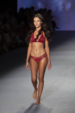 Bir model, Paraiso Yüzme Haftası 2019 'da Poema Swim Summer koleksiyonu için 14 Temmuz 2019' da Paraiso Runway Çadırı 'ndaki Miami Sahili' nde düzenlenen defilede podyumda yürüyor.