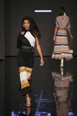 Sanat, Kalpler ve Moda Yüzüşü 2018 'de 15 Temmuz 2018' de Miami Plajı 'ndaki Faena Forumu' nda düzenlenen Santhe Moda Şovu Yaz 2019 koleksiyonunda bir model podyumda yürüyor.