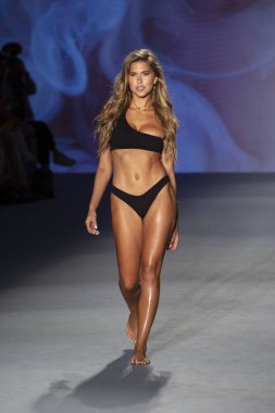 Bir model, Paraiso Yüzme Haftası 2019 'da Poema Swim Summer koleksiyonu için 14 Temmuz 2019' da Paraiso Runway Çadırı 'ndaki Miami Sahili' nde düzenlenen defilede podyumda yürüyor.