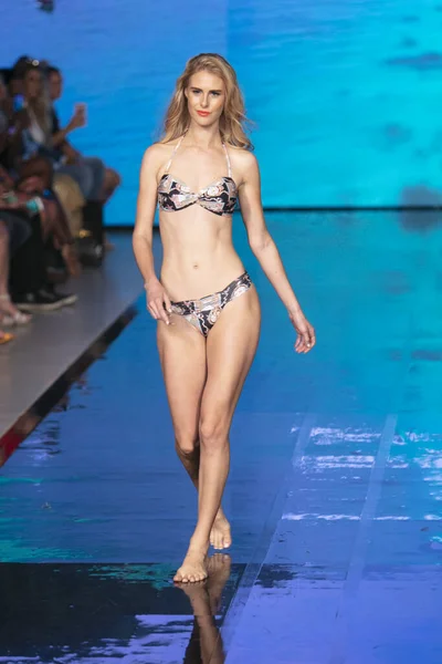 Modelo Caminha Pista Durante Coleção Carmen Steffens Show Summer 2019 — Fotografia de Stock