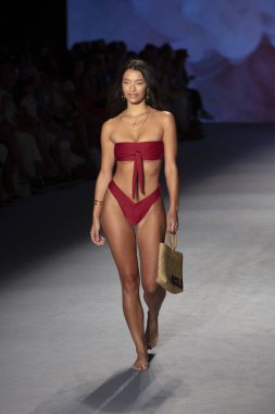 Bir model, Paraiso Yüzme Haftası 2019 'da Poema Swim Summer koleksiyonu için 14 Temmuz 2019' da Paraiso Runway Çadırı 'ndaki Miami Sahili' nde düzenlenen defilede podyumda yürüyor.