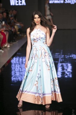 Carmen Steffens Şov Yaz 2020 koleksiyonunda, 15 Temmuz 2019 'da Miami' deki Faena Sahili 'nde düzenlenen Sanat, Kalpler ve Moda Yüzme 2019 sırasında bir model podyumda yürüyor.