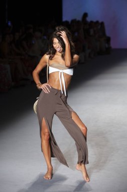 Bir model, Paraiso Yüzme Haftası 2019 'da Poema Swim Summer koleksiyonu için 14 Temmuz 2019' da Paraiso Runway Çadırı 'ndaki Miami Sahili' nde düzenlenen defilede podyumda yürüyor.