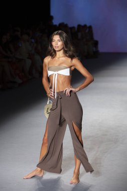 Bir model, Paraiso Yüzme Haftası 2019 'da Poema Swim Summer koleksiyonu için 14 Temmuz 2019' da Paraiso Runway Çadırı 'ndaki Miami Sahili' nde düzenlenen defilede podyumda yürüyor.