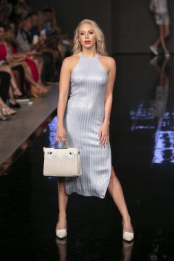 Carmen Steffens Şov Yaz 2019 koleksiyonunda, 15 Temmuz 2019 'da Miami' deki Faena Sahili 'nde Sanat, Kalpler ve Moda Yüzme 2018' de bir model podyumda yürüyor.