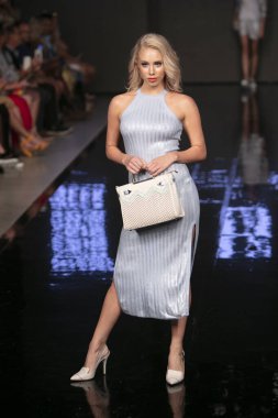 Carmen Steffens Şov Yaz 2019 koleksiyonunda, 15 Temmuz 2019 'da Miami' deki Faena Sahili 'nde Sanat, Kalpler ve Moda Yüzme 2018' de bir model podyumda yürüyor.