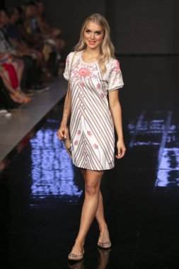 Carmen Steffens Şov Yaz 2019 koleksiyonunda, 15 Temmuz 2019 'da Miami' deki Faena Sahili 'nde Sanat, Kalpler ve Moda Yüzme 2018' de bir model podyumda yürüyor.