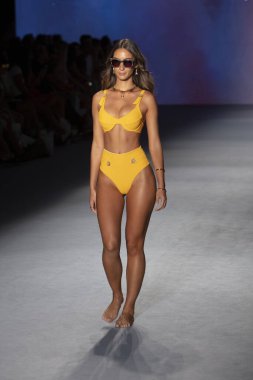 Bir model, Paraiso Yüzme Haftası 2019 'da Poema Swim Summer koleksiyonu için 14 Temmuz 2019' da Paraiso Runway Çadırı 'ndaki Miami Sahili' nde düzenlenen defilede podyumda yürüyor.