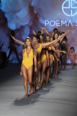 Bir model, Paraiso Yüzme Haftası 2019 'da Poema Swim Summer koleksiyonu için 14 Temmuz 2019' da Paraiso Runway Çadırı 'ndaki Miami Sahili' nde düzenlenen defilede podyumda yürüyor.