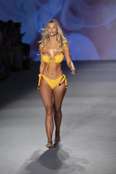 Modelo Caminha Passarela Desfile Moda Poema Swim Summer Collection 2020 — Fotografia de Stock