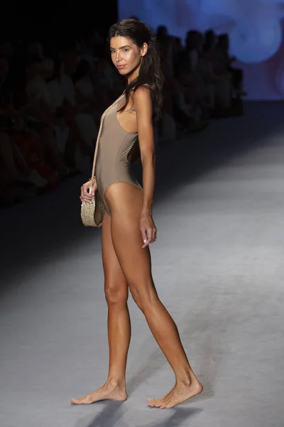 Una Modelo Camina Por Pasarela Para Desfile Moda Poema Swim — Foto de Stock