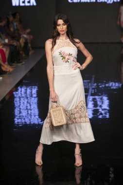 Carmen Steffens Şov Yaz 2019 koleksiyonunda, 15 Temmuz 2019 'da Miami' deki Faena Sahili 'nde Sanat, Kalpler ve Moda Yüzme 2018' de bir model podyumda yürüyor.