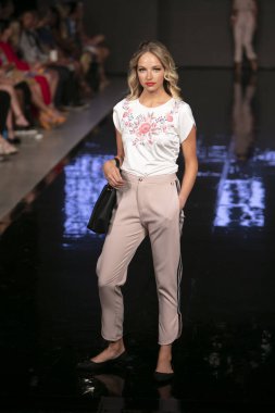 Carmen Steffens Şov Yaz 2019 koleksiyonunda, 15 Temmuz 2019 'da Miami' deki Faena Sahili 'nde Sanat, Kalpler ve Moda Yüzme 2018' de bir model podyumda yürüyor.