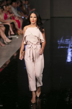 Carmen Steffens Şov Yaz 2019 koleksiyonunda, 15 Temmuz 2019 'da Miami' deki Faena Sahili 'nde Sanat, Kalpler ve Moda Yüzme 2018' de bir model podyumda yürüyor.