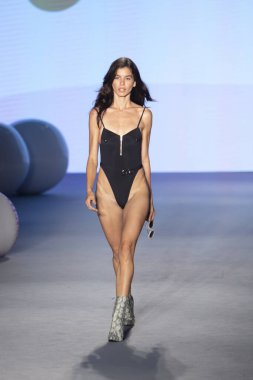 Paraiso Yüzme Haftası 2019 'da 14 Temmuz 2019' da Paraiso Pist Çadırı 'ndaki Miami Sahili' nde Chloe Rose Yaz koleksiyonu için podyumda bir manken yürüyor.