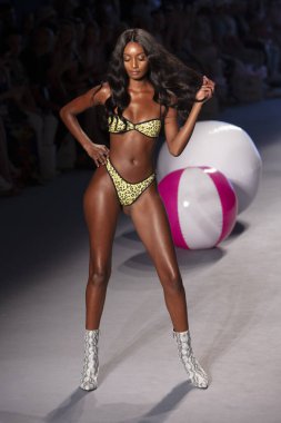 Paraiso Yüzme Haftası 2019 'da 14 Temmuz 2019' da Paraiso Pist Çadırı 'ndaki Miami Sahili' nde Chloe Rose Yaz koleksiyonu için podyumda bir manken yürüyor.