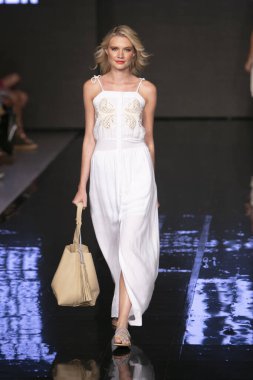 Carmen Steffens Şov Yaz 2019 koleksiyonunda, 15 Temmuz 2019 'da Miami' deki Faena Sahili 'nde Sanat, Kalpler ve Moda Yüzme 2018' de bir model podyumda yürüyor.