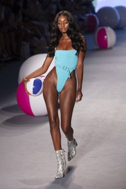 Paraiso Yüzme Haftası 2019 'da 14 Temmuz 2019' da Paraiso Pist Çadırı 'ndaki Miami Sahili' nde Chloe Rose Yaz koleksiyonu için podyumda bir manken yürüyor.