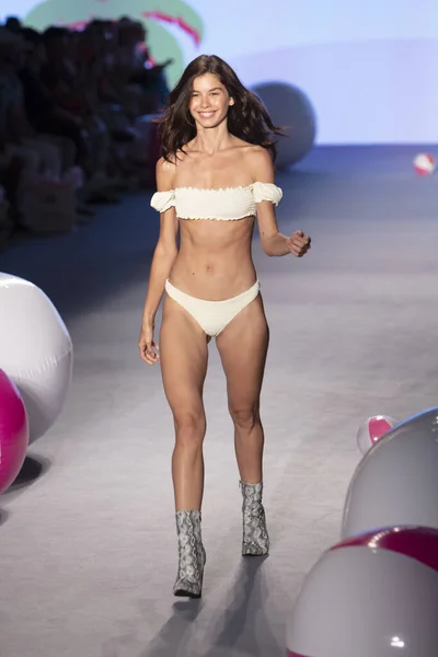 Model Prochází Dráhu Pro Chloe Rose Summer Kolekce 2020 Módní — Stock fotografie