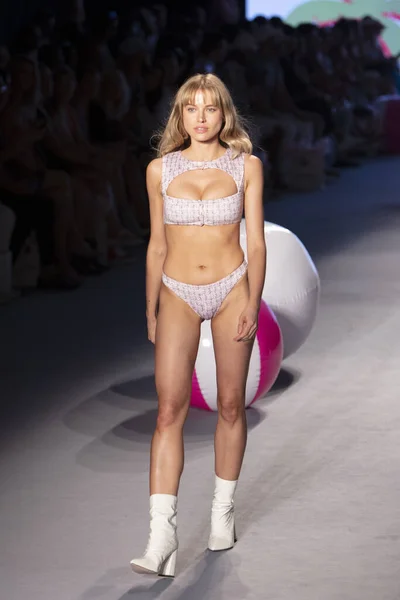 Una Modelo Camina Por Pasarela Para Desfile Moda Chloe Rose — Foto de Stock