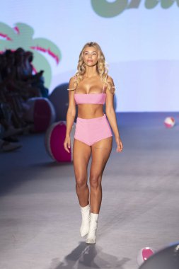 Paraiso Yüzme Haftası 2019 'da 14 Temmuz 2019' da Paraiso Pist Çadırı 'ndaki Miami Sahili' nde Chloe Rose Yaz koleksiyonu için podyumda bir manken yürüyor.