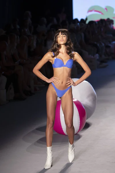 Ein Model Läuft Während Der Paraiso Swim Week 2019 Miami — Stockfoto