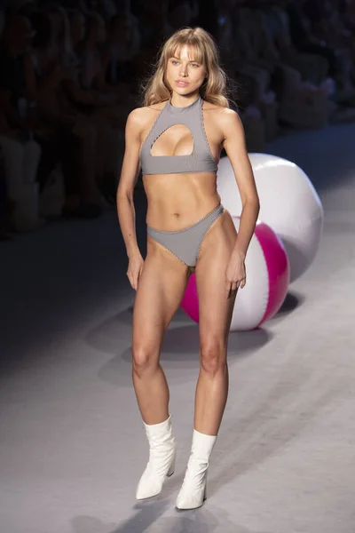 Una Modelo Camina Por Pasarela Para Desfile Moda Chloe Rose — Foto de Stock