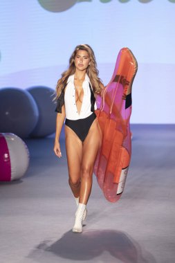 Paraiso Yüzme Haftası 2019 'da 14 Temmuz 2019' da Paraiso Pist Çadırı 'ndaki Miami Sahili' nde Chloe Rose Yaz koleksiyonu için podyumda bir manken yürüyor.