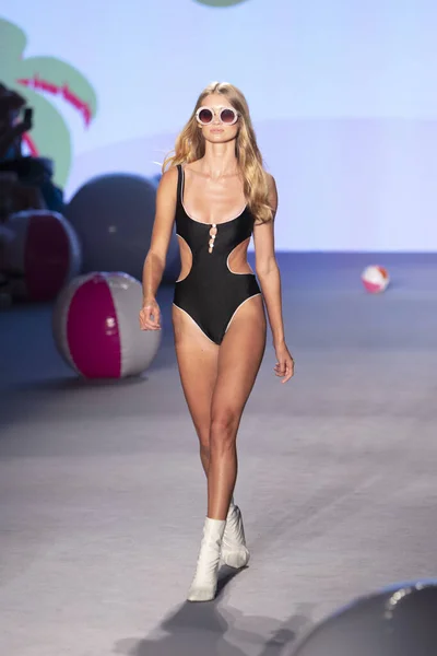 モデルは 7月の14 2019のパライソ滑走路テントのマイアミビーチで開催されたParaiso Swim Week 2019でのクロエ ローズ サマーコレクション2020ファッションショーのための滑走路を歩く — ストック写真