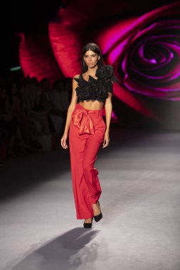 Paraiso Yüzme Haftası 2019 'da Baes ve Bikinis Yaz koleksiyonu için bir model 14 Temmuz 2019' da Paraiso Pist Çadırı 'nda Miami Sahili' nde 2020 defilesinde podyumda yürüyor.