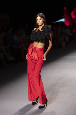 Paraiso Yüzme Haftası 2019 'da Baes ve Bikinis Yaz koleksiyonu için bir model 14 Temmuz 2019' da Paraiso Pist Çadırı 'nda Miami Sahili' nde 2020 defilesinde podyumda yürüyor.