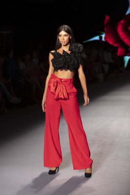 Paraiso Yüzme Haftası 2019 'da Baes ve Bikinis Yaz koleksiyonu için bir model 14 Temmuz 2019' da Paraiso Pist Çadırı 'nda Miami Sahili' nde 2020 defilesinde podyumda yürüyor.