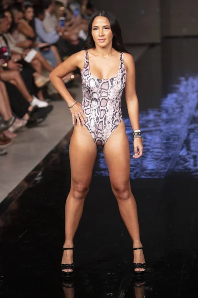 Modelka Spaceruje Pasie Startowym Podczas Wystawy Mister Triple Fashion Show — Zdjęcie stockowe