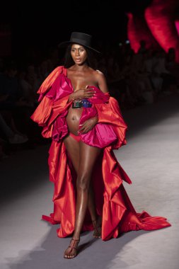 Paraiso Yüzme Haftası 2019 'da Baes ve Bikinis Yaz koleksiyonu için bir model 14 Temmuz 2019' da Paraiso Pist Çadırı 'nda Miami Sahili' nde 2020 defilesinde podyumda yürüyor.