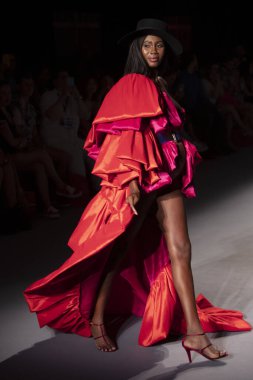 Paraiso Yüzme Haftası 2019 'da Baes ve Bikinis Yaz koleksiyonu için bir model 14 Temmuz 2019' da Paraiso Pist Çadırı 'nda Miami Sahili' nde 2020 defilesinde podyumda yürüyor.