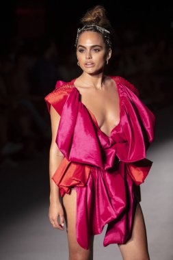 Paraiso Yüzme Haftası 2019 'da Baes ve Bikinis Yaz koleksiyonu için bir model 14 Temmuz 2019' da Paraiso Pist Çadırı 'nda Miami Sahili' nde 2020 defilesinde podyumda yürüyor.