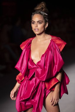 Paraiso Yüzme Haftası 2019 'da Baes ve Bikinis Yaz koleksiyonu için bir model 14 Temmuz 2019' da Paraiso Pist Çadırı 'nda Miami Sahili' nde 2020 defilesinde podyumda yürüyor.