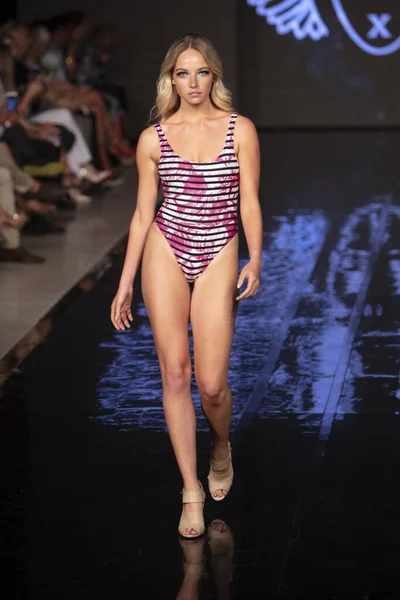 Una Modelo Camina Por Pasarela Durante Colección Mister Triple Fashion — Foto de Stock