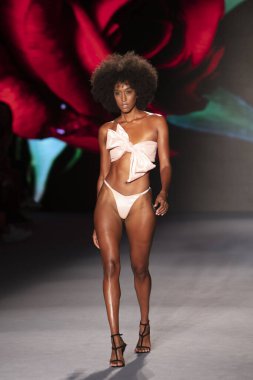 Paraiso Yüzme Haftası 2019 'da Baes ve Bikinis Yaz koleksiyonu için bir model 14 Temmuz 2019' da Paraiso Pist Çadırı 'nda Miami Sahili' nde 2020 defilesinde podyumda yürüyor.