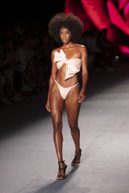 Paraiso Yüzme Haftası 2019 'da Baes ve Bikinis Yaz koleksiyonu için bir model 14 Temmuz 2019' da Paraiso Pist Çadırı 'nda Miami Sahili' nde 2020 defilesinde podyumda yürüyor.