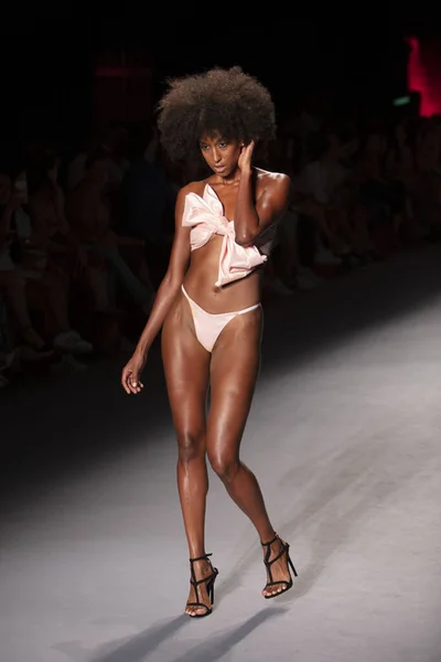 Una Modelo Camina Por Pasarela Para Desfile Moda Baes Bikinis — Foto de Stock