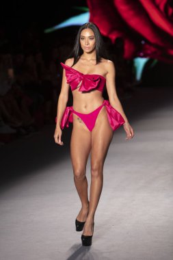 Paraiso Yüzme Haftası 2019 'da Baes ve Bikinis Yaz koleksiyonu için bir model 14 Temmuz 2019' da Paraiso Pist Çadırı 'nda Miami Sahili' nde 2020 defilesinde podyumda yürüyor.