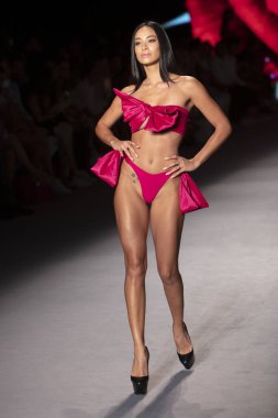 Paraiso Yüzme Haftası 2019 'da Baes ve Bikinis Yaz koleksiyonu için bir model 14 Temmuz 2019' da Paraiso Pist Çadırı 'nda Miami Sahili' nde 2020 defilesinde podyumda yürüyor.