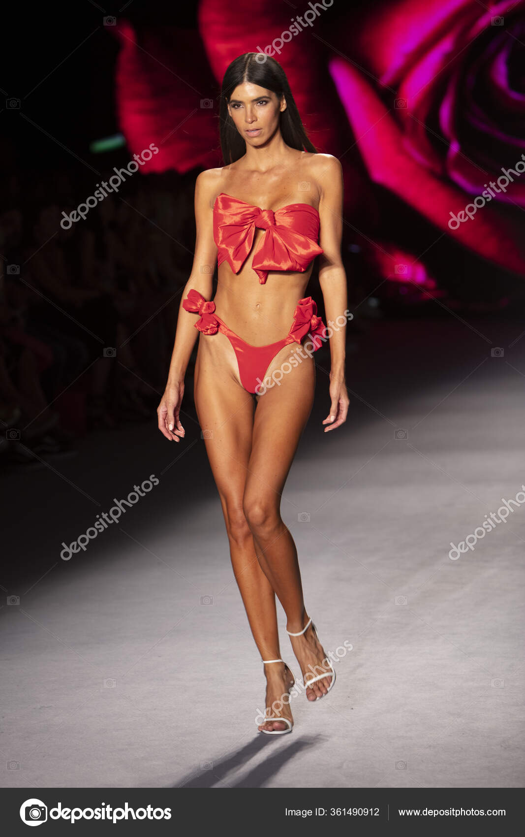 Ein Model Lauft Uber Den Laufsteg Der Baes Bikinis Sommerkollektion Redaktionelles Stockfoto HumbertoVidal 361490912