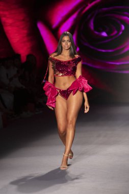 Paraiso Yüzme Haftası 2019 'da Baes ve Bikinis Yaz koleksiyonu için bir model 14 Temmuz 2019' da Paraiso Pist Çadırı 'nda Miami Sahili' nde 2020 defilesinde podyumda yürüyor.