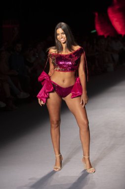 Paraiso Yüzme Haftası 2019 'da Baes ve Bikinis Yaz koleksiyonu için bir model 14 Temmuz 2019' da Paraiso Pist Çadırı 'nda Miami Sahili' nde 2020 defilesinde podyumda yürüyor.