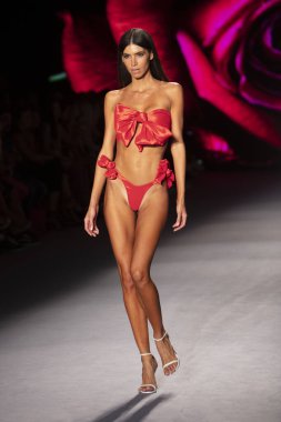 Paraiso Yüzme Haftası 2019 'da Baes ve Bikinis Yaz koleksiyonu için bir model 14 Temmuz 2019' da Paraiso Pist Çadırı 'nda Miami Sahili' nde 2020 defilesinde podyumda yürüyor.