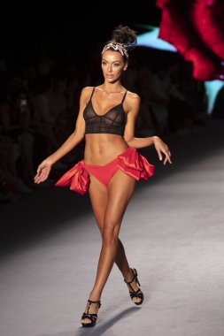 Paraiso Yüzme Haftası 2019 'da Baes ve Bikinis Yaz koleksiyonu için bir model 14 Temmuz 2019' da Paraiso Pist Çadırı 'nda Miami Sahili' nde 2020 defilesinde podyumda yürüyor.